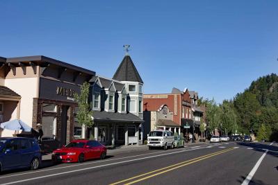 Downtown Troutdale looking east on Historic Columbia River Highway