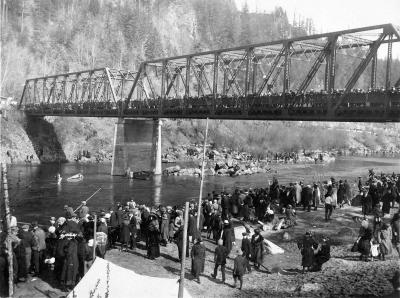 troutdale_bridge_smelt.jpg Crowds swarm the Sandy River c1923 to fish for smelt or watch the spectacle. Troutdale HIstorical Society photo